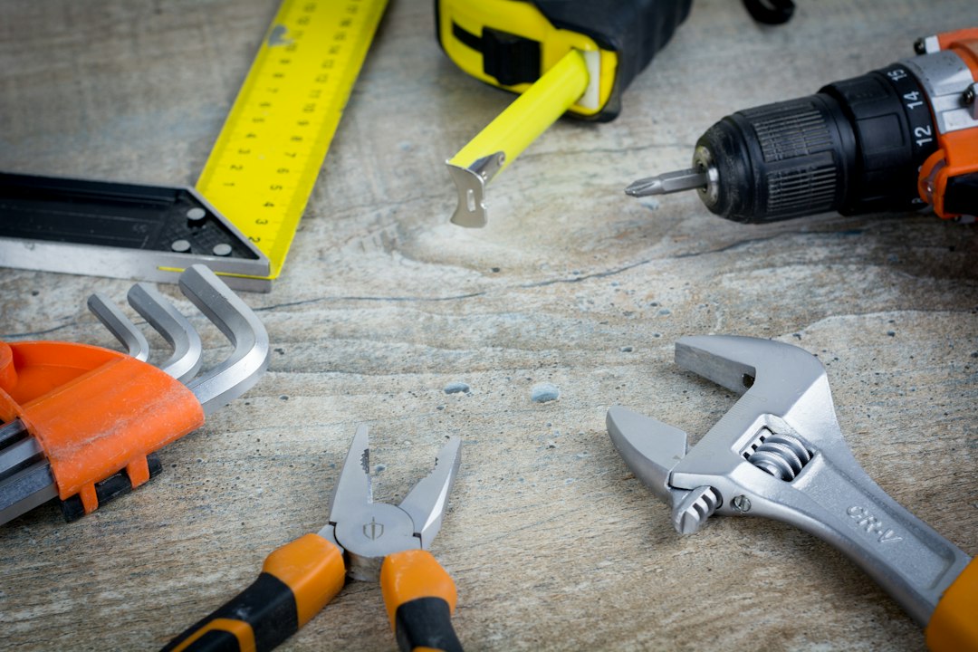 Homme à tout faire effectuant une réparation dans un immeuble