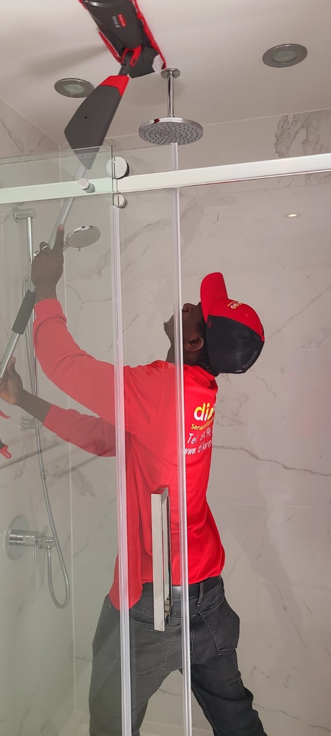Josephe plie une serviette dans une salle de bain claire