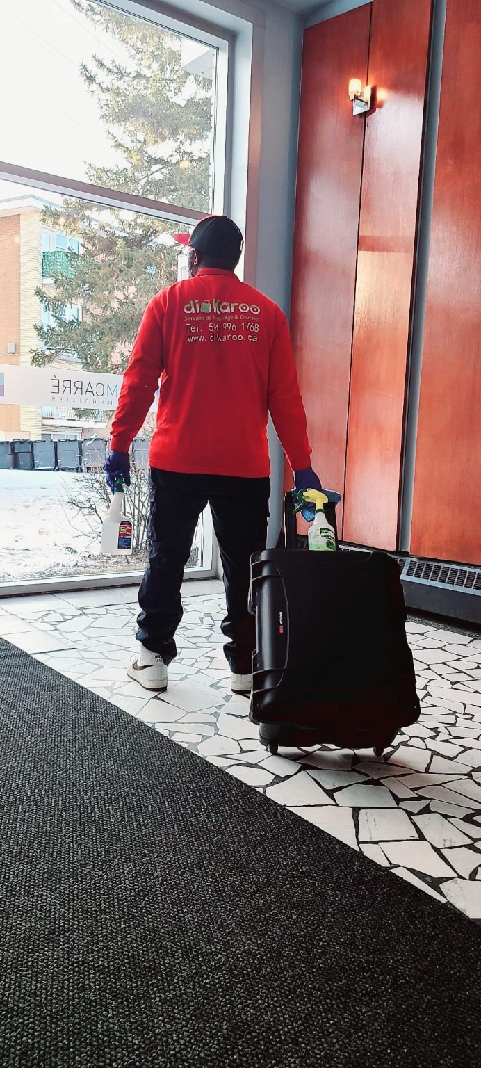 L'équipe DIKAROO en uniforme réunie dans un hall d'immeuble