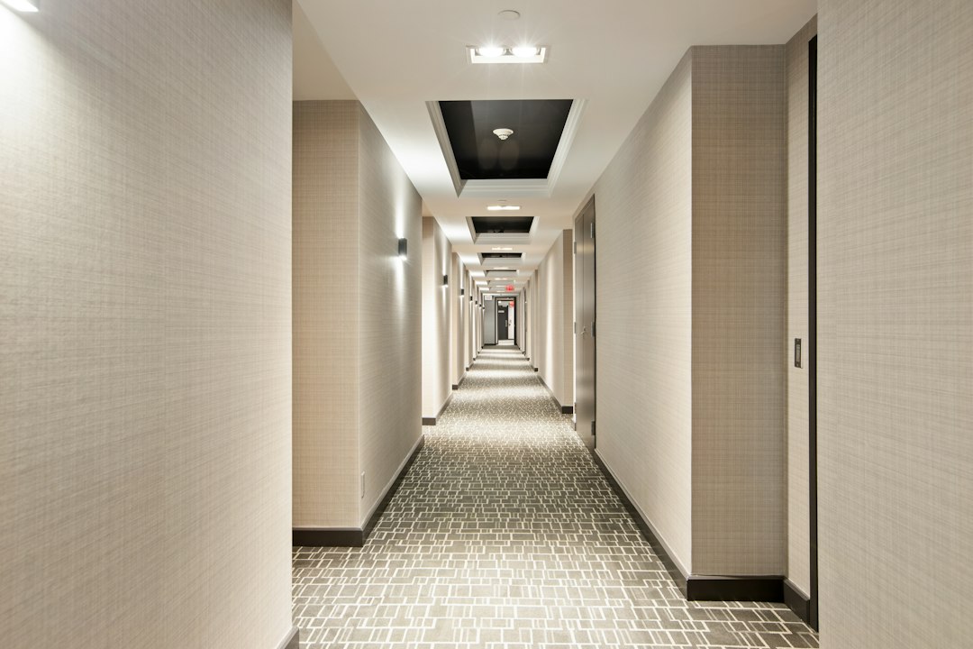 Nettoyage de moquette dans un corridor d'immeuble