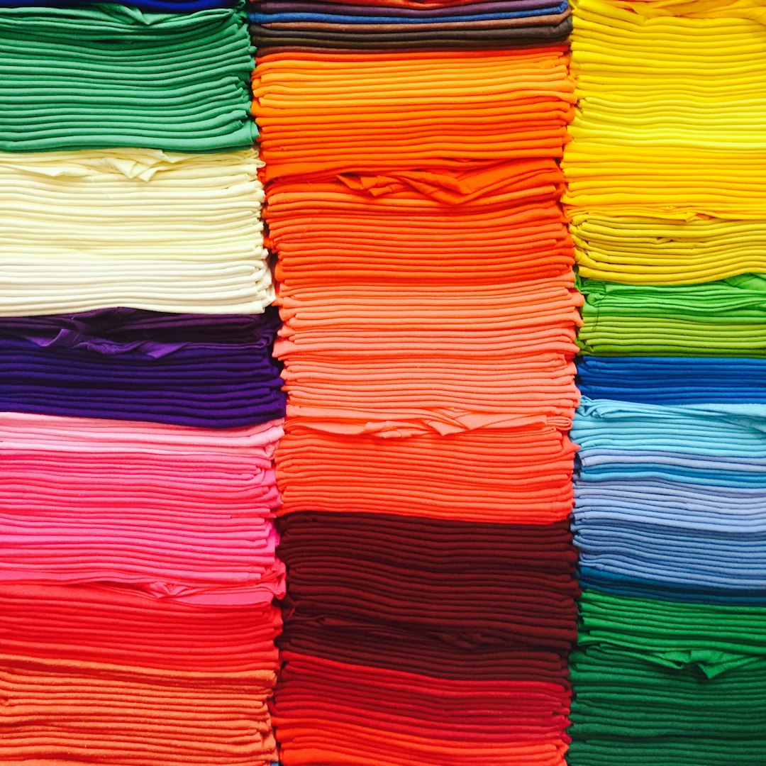 Pile de chiffons en microfibre de différentes couleurs
