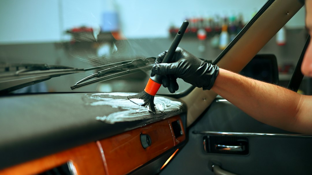 Professionnel nettoyant l'intérieur d'une voiture