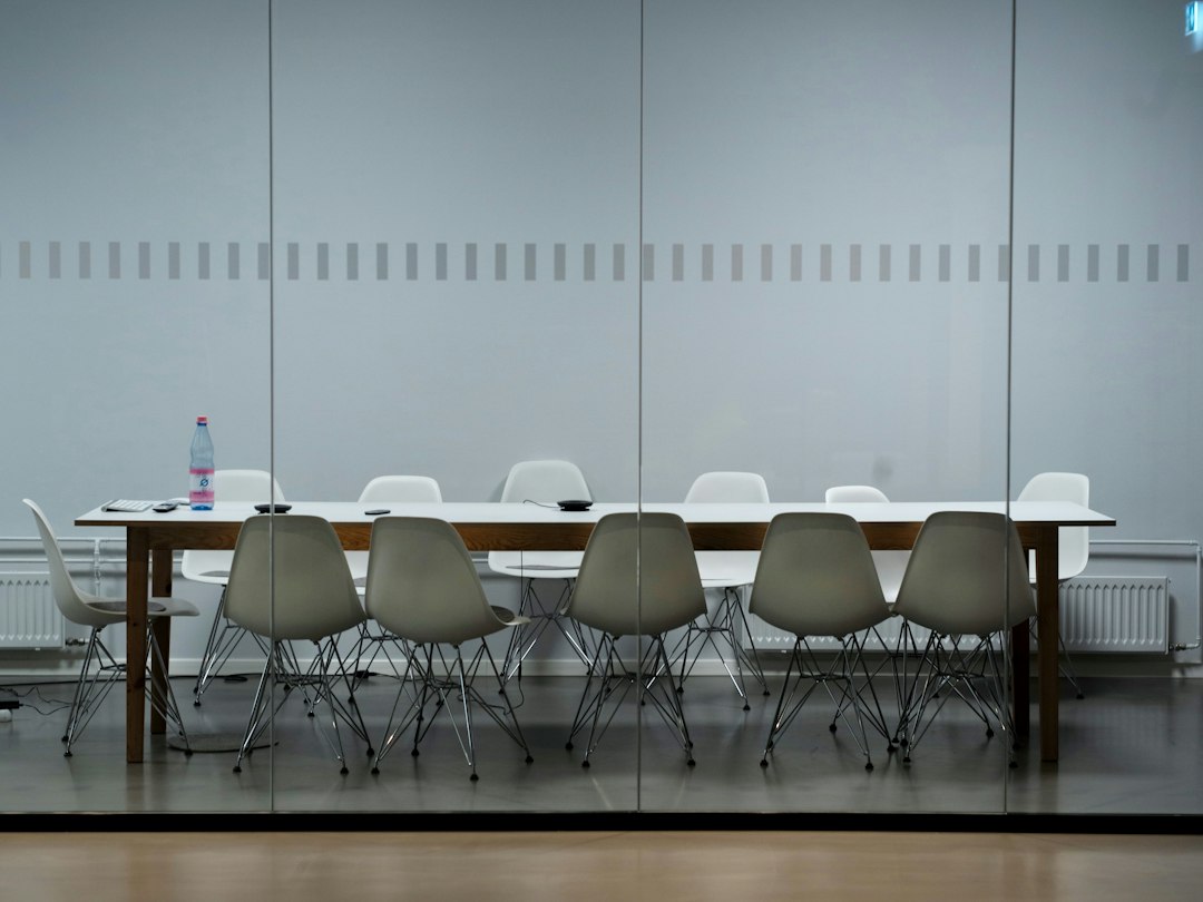 Salle de réunion avec moquette propre