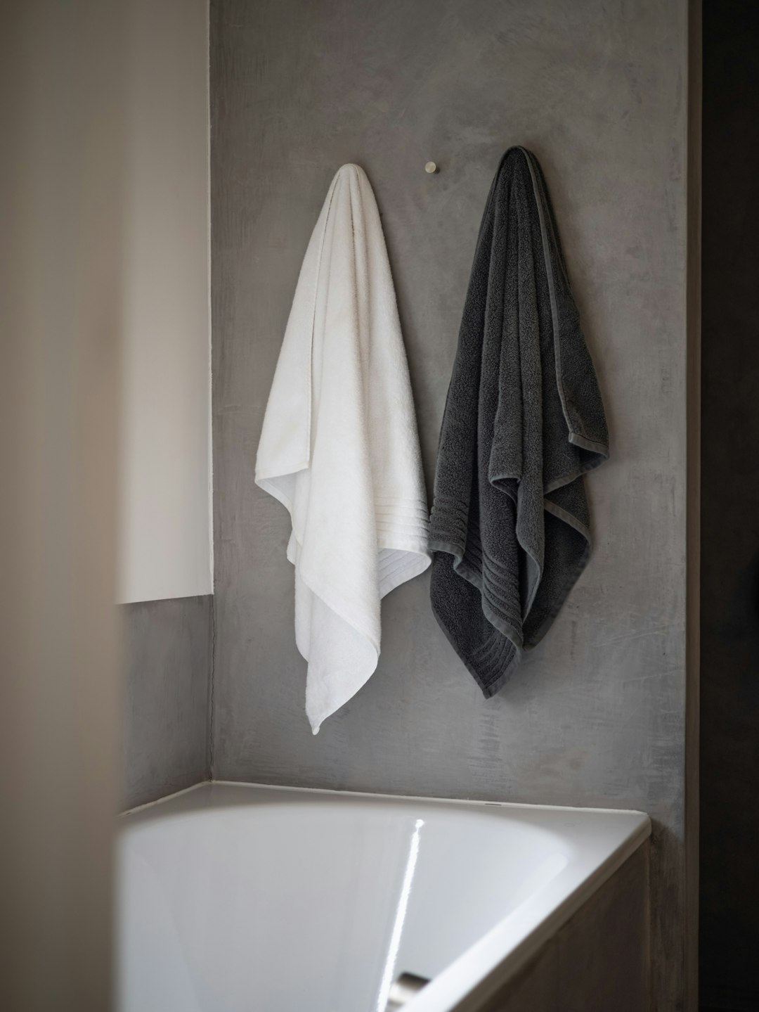 Serviettes blanches en coton pliées sur une tablette de salle de bain